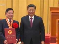 全國(guó)脫貧攻堅(jiān)楷模李玉院士：這個(gè)榮譽(yù)屬于整個(gè)食用菌產(chǎn)業(yè)，科學(xué)家只在黑板上種田幫不了廣大農(nóng)民 ()