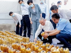山東省委書記劉家義前往聊城市臨清清源正本生物醫(yī)藥科技有限公司調研考察 ()