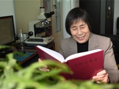 坐公交、拎布袋去領獎，她是真菌界最美“玫瑰” ()